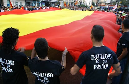 Miembros España 2000 durante una manifestación en Valencia contra la inmigración.