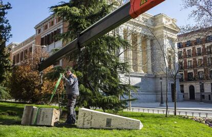 El monolito al Alférez Provisional, retirado en febrero de 2016.
