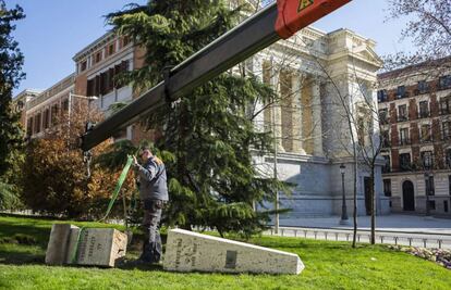 El monolito al Alf&eacute;rez Provisional, retirado en febrero de 2016.