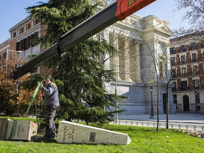 El monolito al Alf&eacute;rez Provisional, retirado en febrero de 2016.