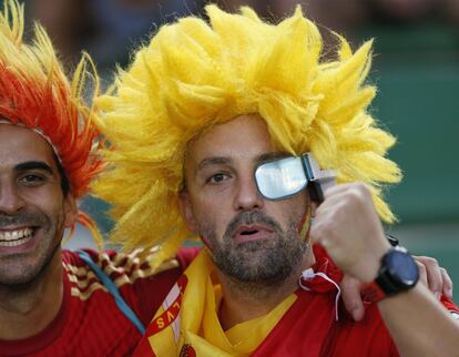 Aficionados españoles en el estadio Martínez Valero de Elche (Alicante).