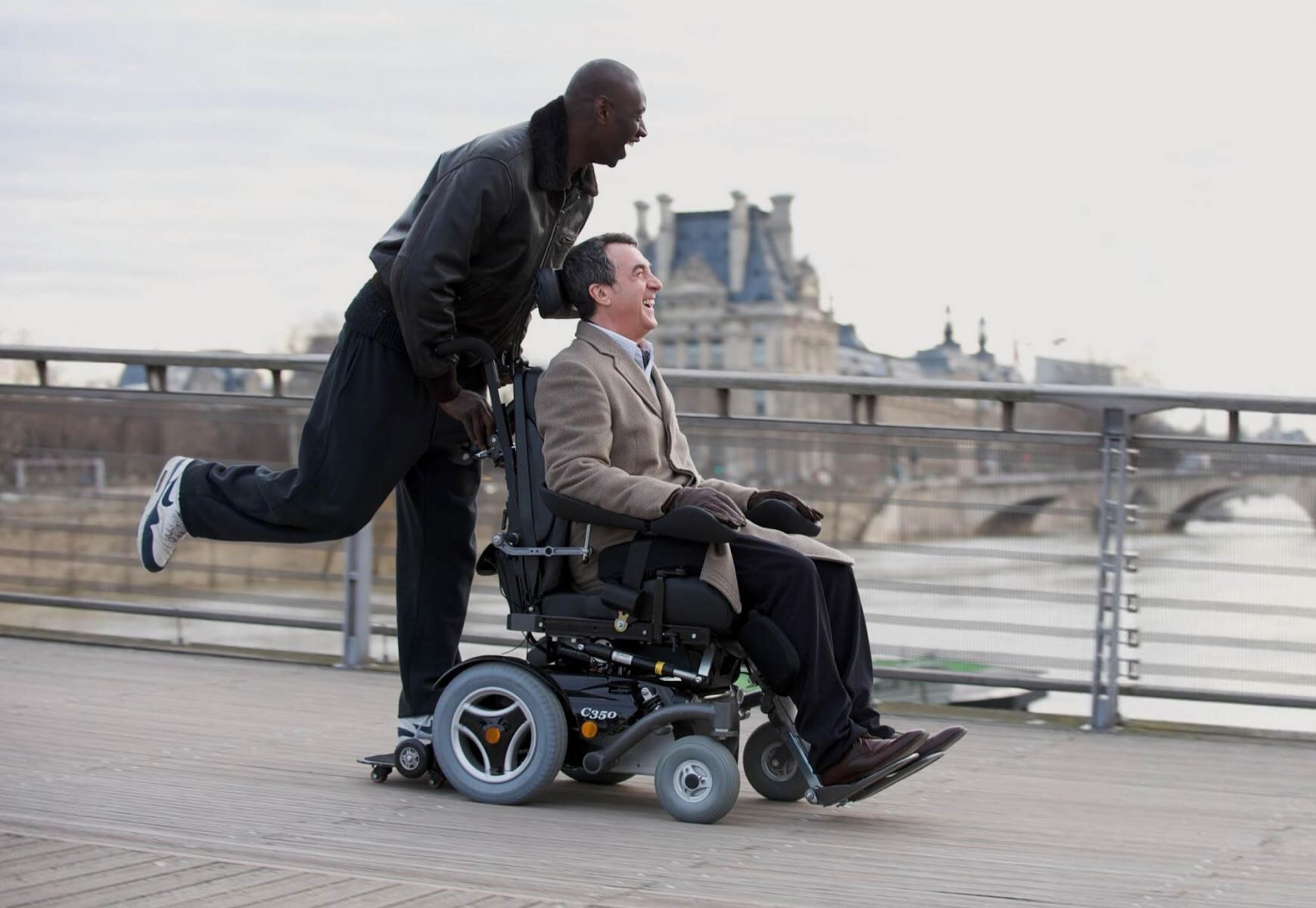 Omar Sy y François Cluzet, en 'Intocable' (2011).