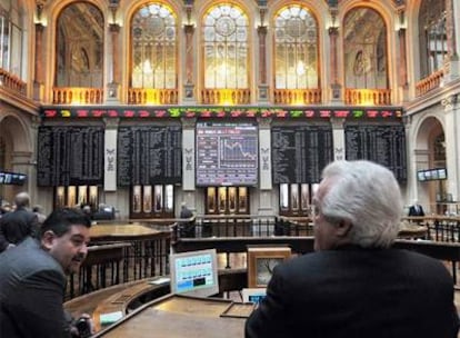 La Bolsa de Madrid, en la imagen su patio de operaciones, sufrirá una caída de los dividendos.