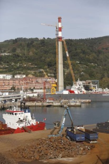 Vista de la chimenea de la central térmica de Pasaia.