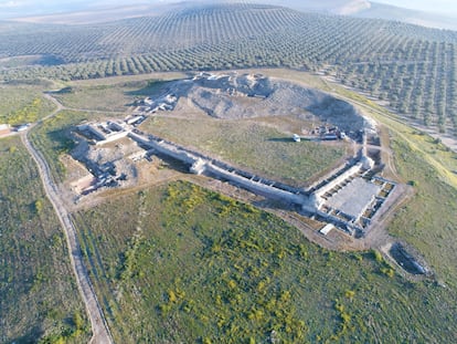 Acrópolis protohistórica de Ategua, con las termas romanas, la fortaleza y el mercado medieval.