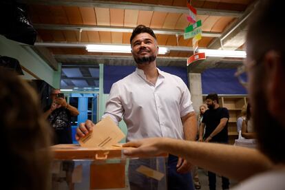 El cabeza de lista de ERC al Congreso por Barcelona, Gabriel Rufián, vota en la Escuela Mercè Rodoreda (Badalona), este domingo.