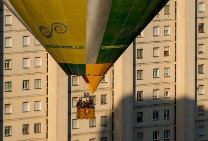 Los globos se mezclan con la arquitectura de la ciudad de Igualada.