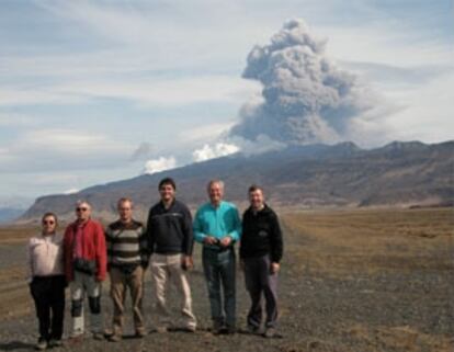 Los investigadores que han participado en la expedición española a Islandia: de izquierda a derecha, Domingo Gimeno, José Luis Fernández Turiel, Sebastián Weismaier, Alejandro Rodríguez, Juan Carlos Carracedo y Francisco José Pérez Torrado