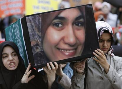 Ataúd simulado con una foto de El-Sherbini, en julio en Estambul.