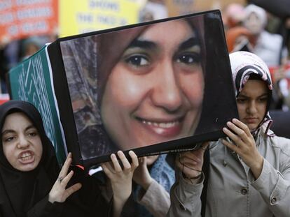 Ataúd simulado con una foto de El-Sherbini, en julio en Estambul.