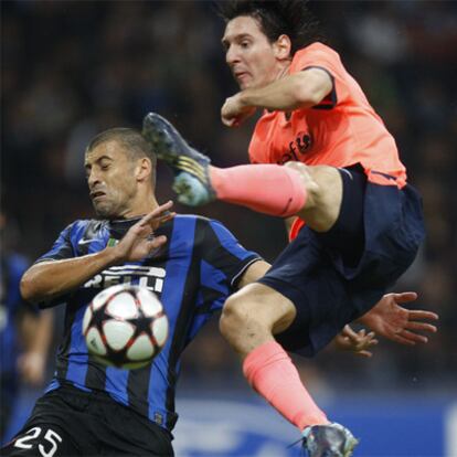 Messi intenta empalmar un centro ante el central Samuel.