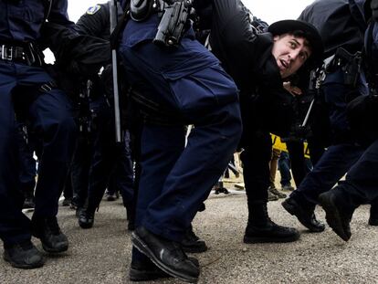 Policías de Lansing llevan a un manifestante esposado durante la visita del nacionalista blanco Richard Spencer a la Universidad Estatal de Michigan en East Lansing, Michigan (EE UU).