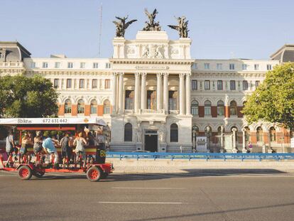 Un vehículo conocido como 'bici birra' circula por el centro de la capital.