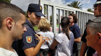 La policía cerró el paso de la Consejería de Educación a los profesores.