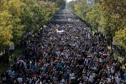 Miles de personas marchan por el Paseo de la Castellana de Madrid, este domingo.