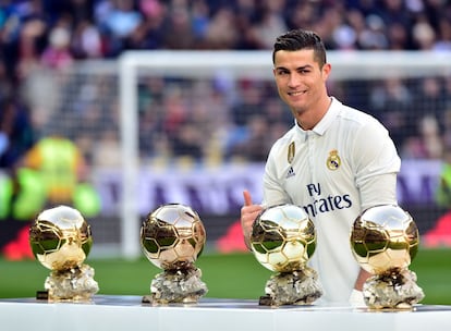Cristiano Ronaldo posa con los cuatro premios Balón de Oro, completados por el último galardón que recibía el jugador portugués durante la gala del año 2016.