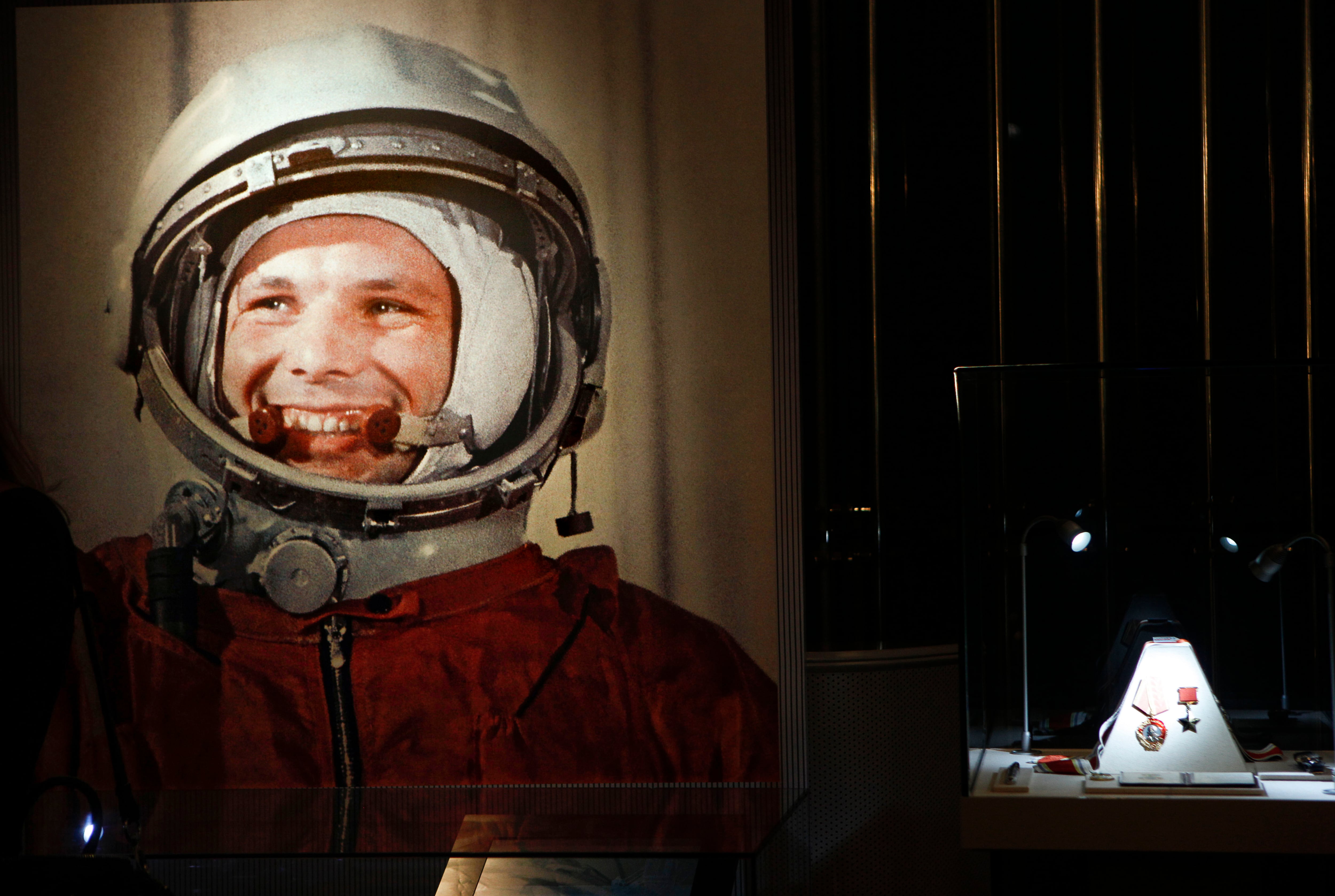 Una foto de Gagarin y su medalla de Héroede la Unión Soviética en una exposición en Moscú para conmemorar los 50 años de su vuelo al espacio.  