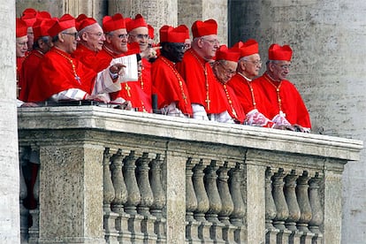 Los cardenales han salido al balcón de la basílica de San Pedro del Vaticano para contemplar la proclamación de Benedicto XVI. Los 115 electores sólo han necesitado 26 horas para lograr la fumata blanca. La elección de Ratzinger no ha sorprendido a nadie, pero ha contrariado la máxima, repetida hasta la saciedad por los vaticanistas, de que quien entra Papa en el cónclave, sale cardenal.