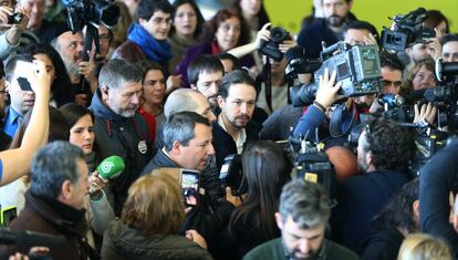 Pablo Iglesias, rodeado por los medios de comunicación, a su llegada al palacio de Congresos de Sevilla donde ha celebrado el primer aniversario de Podemos.