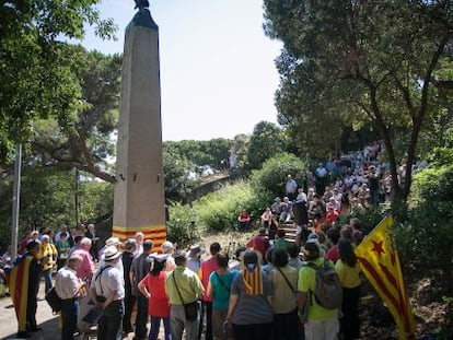 El acto reivindicativo por los &lsquo;papeles de Salamanca&rsquo; al pie del monumento a Fr&eacute;d&eacute;ric Mistral.