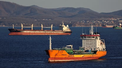 Un buque petrolero ruso navega ante la ciudad portuaria rusa de Najodka, el 4 de diciembre de 2022.