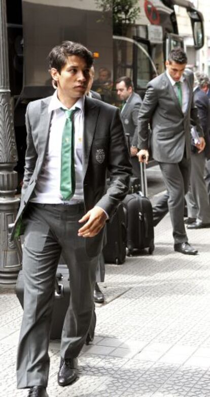 El mediapunta chileno del Sporting de Portugal, Matías Fernández, a su llegada con sus compañeros al hotel donde se alojará el equipo en Bilbao.