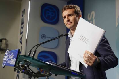 Pablo Casado muestra uno de sus trabajos en el máster.