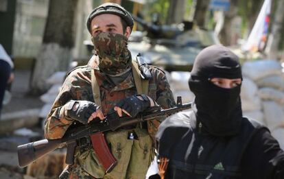 Militantes prorrusos montan guardia en el lugar donde están retenidos los observadores de la OSCE