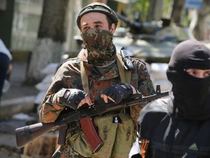 Militantes pró-russos no local onde estariam detidos os observadores.