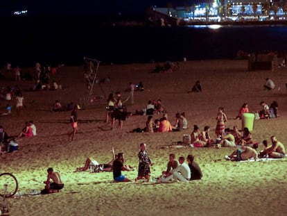 Jóvenes en la playa de la Barceloneta, en Barcelona, tras el cierre de discotecas decretado por las autoridades catalanas para evitar la propagación del coronavirus. 