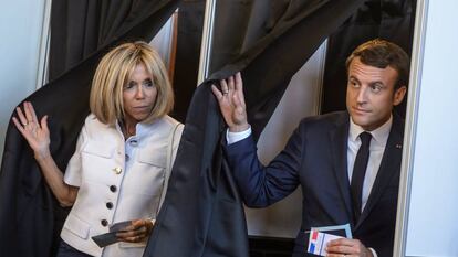 Emmanuel Macron e sua esposa Brigitte Trogneux ao votarem no domingo.