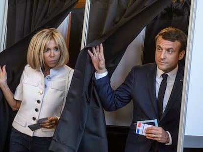 Emmanuel Macron e sua esposa Brigitte Trogneux ao votarem no domingo.