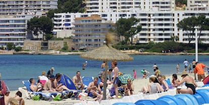 Turistas en una playa en Mallorca.