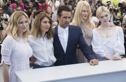 Desde la izquierda, la actriz Kirsten Dunst, la directora Sofia Coppola, y los actores Colin Farrell, Nicole Kidman y Elle Fanning, posan en la presentación de 'El Seductor' este miércoles en el Festival de Cannes.