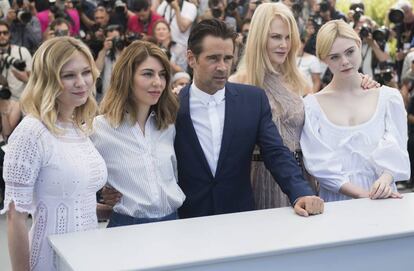 Desde la izquierda, la actriz Kirsten Dunst, la directora Sofia Coppola, y los actores Colin Farrell, Nicole Kidman y Elle Fanning, posan en la presentaci&oacute;n de &#039;El Seductor&#039; este mi&eacute;rcoles en el Festival de Cannes. 