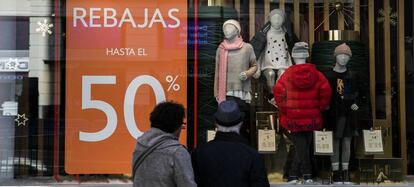 Un escaparate durante las Rebajas en Madrid.