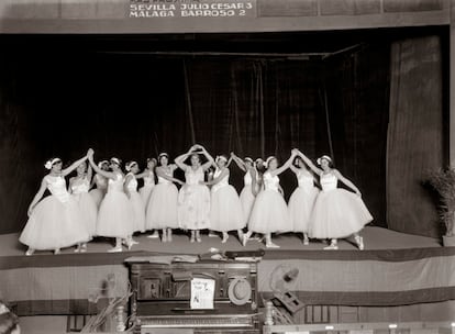 Dentro del apartado dedicado a las 'Exposiciones Históricas y grandes maestros', PhotoEspaña, en su Sección Oficial, ofrece una selección del legado fotográfico de Bartolomé Ros (Cartagena, 1906 - Madrid, 1974). Su colección recorre un periodo histórico que comienza en las postrimerías de la guerra de Marruecos y el comienzo de la dictadura de Primo de Rivera. Su crónica fotográfica de este periodo incluye momentos de gran trascendencia histórica, pero también los escenarios de la vida diaria de soldados anónimos, plasmados con una exquisita pulcritud formal y responsabilidad documental. Abre al público el 4 de junio.