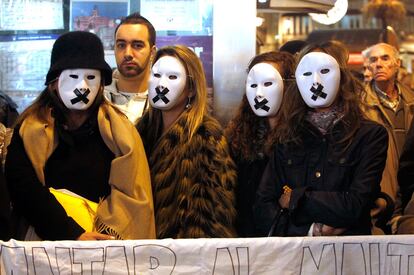 Varias personas participan en la concentración celebrada en Madrid contra la violencia hacia las mujeres, celebrada esta tarde ne la Puerta del Sol.