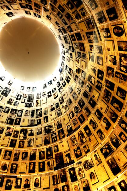 Sala de los Nombres, un homenaje a las víctimas en el Museo del Holocausto de Jerusalén.