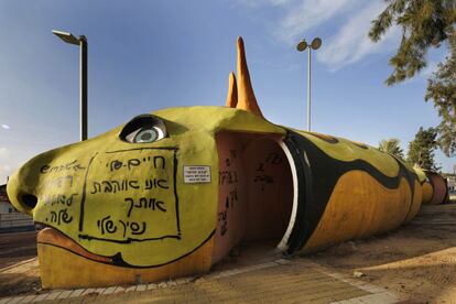 Una serpiente de hormigón pintada de amarillo y tonos ocres es el refugio construído en un parque público de la ciudad.