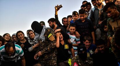 Funeral por un combatiente kurdo en Kobane, al norte de Siria, en octubre.