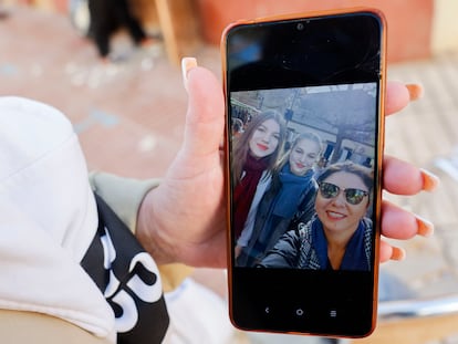 Una vecina de Catarroja muestra un selfie que se ha hecho con la princesa Leonor y la infanta Sofía, este domingo en Catarroja, Valencia.