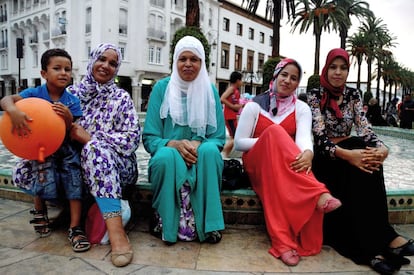 Una familia tradicional marroquí descansa un domingo en el centro de Rabat. En la imagen, las dos mujeres más jóvenes de la derecha nunca habían tenido una cuenta de correo ni usado las redes sociales. Eran analfabetas digitales. La brecha que separa a los jóvenes educados de los que no es uno de los mayores problemas de la sociedad marroquí.