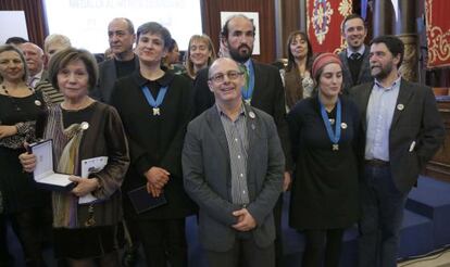 Izagirre (en el centro) posa con los premiados con las Medallas al Mérito Ciudadano.