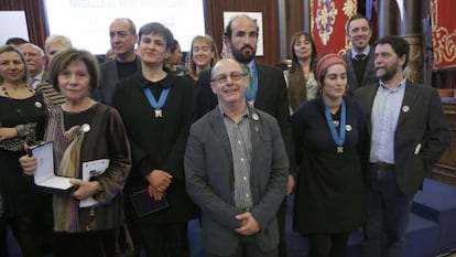 Izagirre (en el centro) posa con los premiados con las Medallas al Mérito Ciudadano.