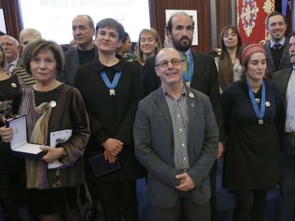 Izagirre (en el centro) posa con los premiados con las Medallas al Mérito Ciudadano.