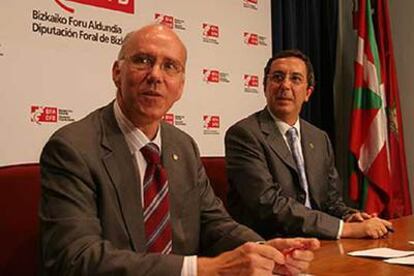 El diputado general de Vizcaya, José Luis Bilbao (derecha), ayer, con el diputado de Hacienda.