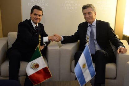 Los presidentes Enrique Pe&ntilde;a Nieto y Mauricio Macri durante un encuentro en la cumbre de Davos, en enero pasado.
