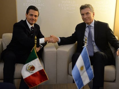 Los presidentes Enrique Pe&ntilde;a Nieto y Mauricio Macri durante un encuentro en la cumbre de Davos, en enero pasado.