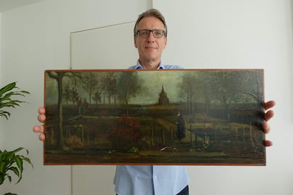 El detective Arthur Brand mostraba ayer el cuadro recuperado de Van Gogh pintado en 1894.